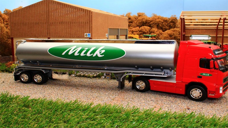 مخزن حمل شیر با کندانسور نصب شده روی کامیون