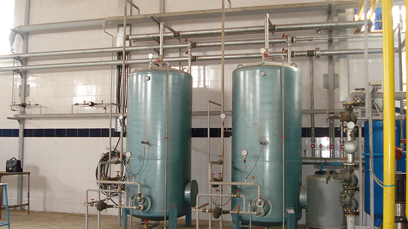 دو مخزن آب فلزی نصب شده در موتور خانه