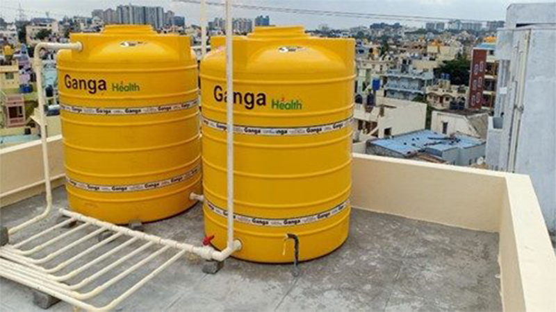 دو مخزن آب عمودی با رنگ زرد نصب شده بر روی پشت بام