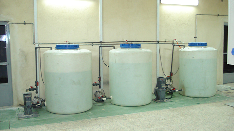 سه مخزن آب پلاستیکی یا پلی اتیلن نصب شده در موتور خانه و درحال کار کردن