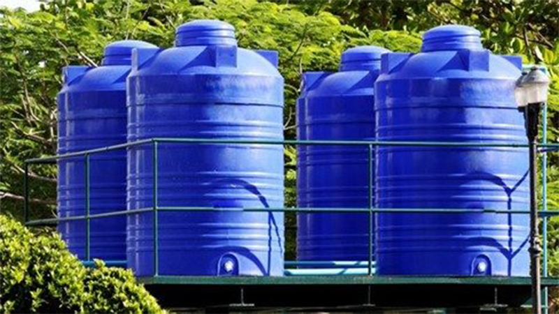 چهار مخزن آب پلاستیکی یا پلی اتیلن آماده برای نصب در محل مورد نظر