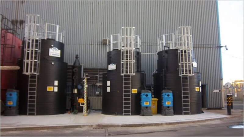 سه مخزن ذخیره اسید سولفوریک ساخته شده در کارخانه با رنگ مشکی