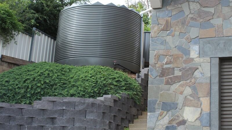 مخزن آب با حجم زیاد نصب شده در راه پله