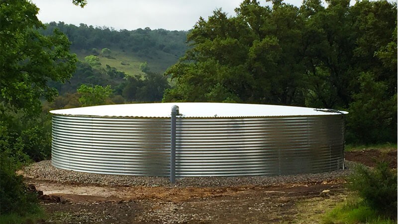 مخزن اسفوانه ای گالوانیزه نصب شده در طبیعت برای ذخیره سازی آب باران