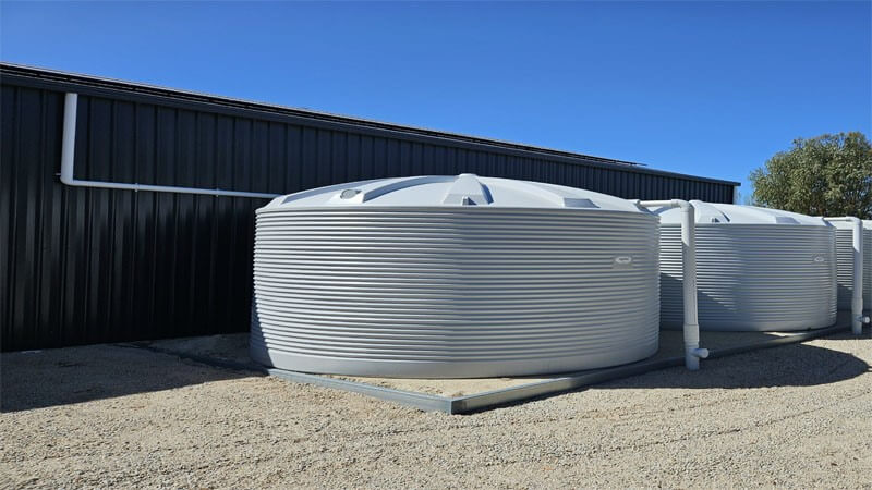 سه مخزن آب پبلی اتیلن با ابعاد و اندازه های بزرگ که رویه سکو نصب شده اند