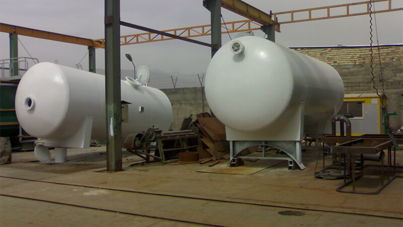 دو مخزن تحت فشار با رنگ سفید که در کارگاه ساخته شده